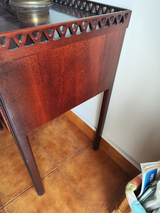 Mesa de apoio/ mesa de cabeceira