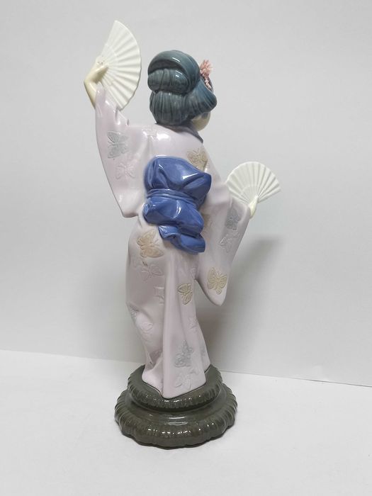 Figurka Lladro, geischa z wachlarzami Madame Butterfly, proj. S. Debon