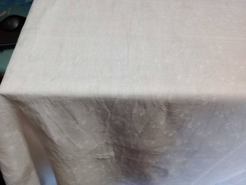 Toalha secular, em tecido Damasco, com entremeio, 2,5 X 1,5 metro