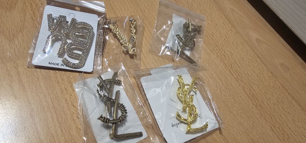 Broszka logo ysl vic wang gold 1szt.