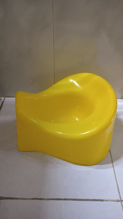 Pote amarelo de criança