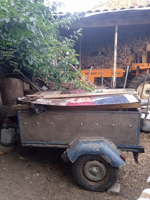 Reboque para atrelar a veículos ligeiros