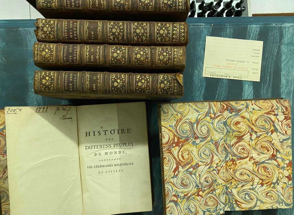 Histoire de Differens Peuples Du Monde Contenant