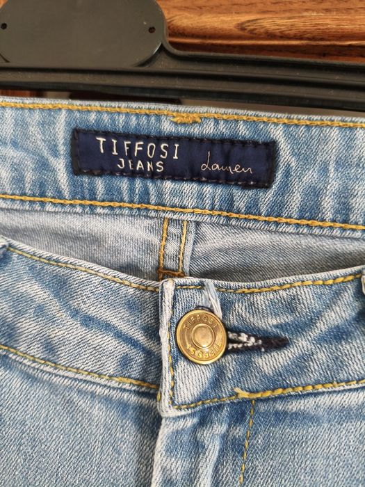 Calça de ganga de mulher da marca Tiffosi