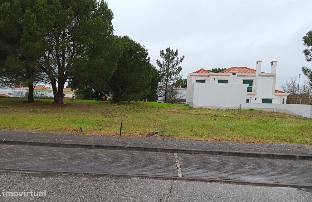 Lote de terreno para construção de moradia geminada! — Nossa Senhora de Fátima, Santarém