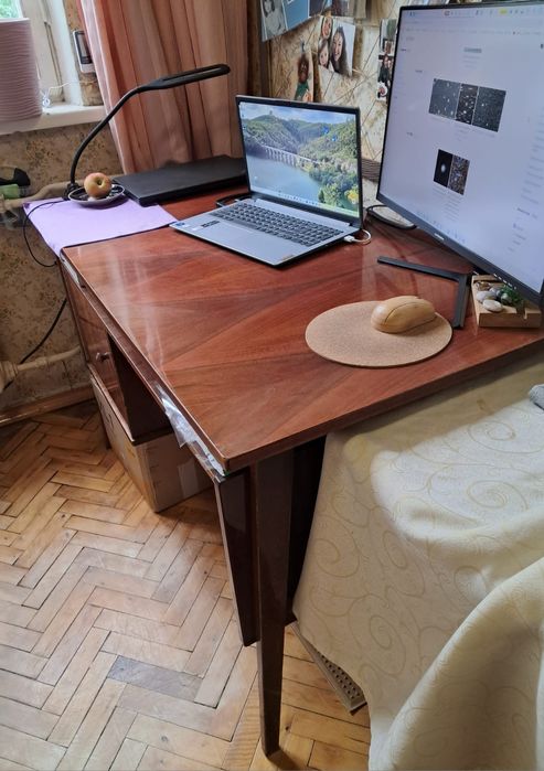 Письменный деревянный стол