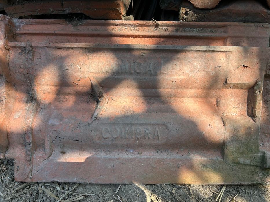 Telhas usadas vermelhas