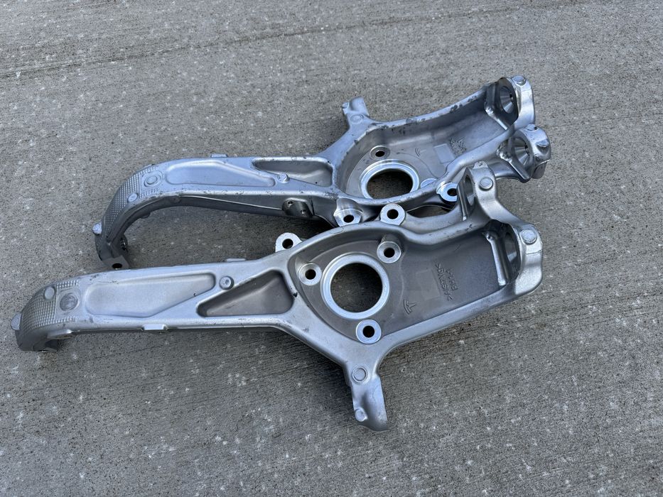 ОРИГІНАЛ Кулак поворотний передній, цапфа Tesla model 3 - 1044311-00-Е