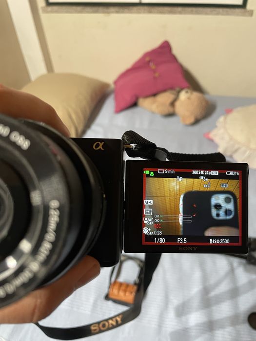 Sony ZV-E10 com lente do kit e jaula smallrig
