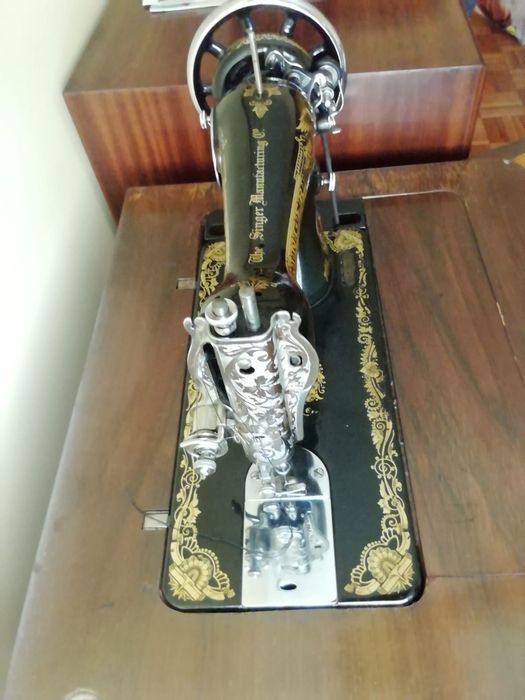 Máquina de costura com movel