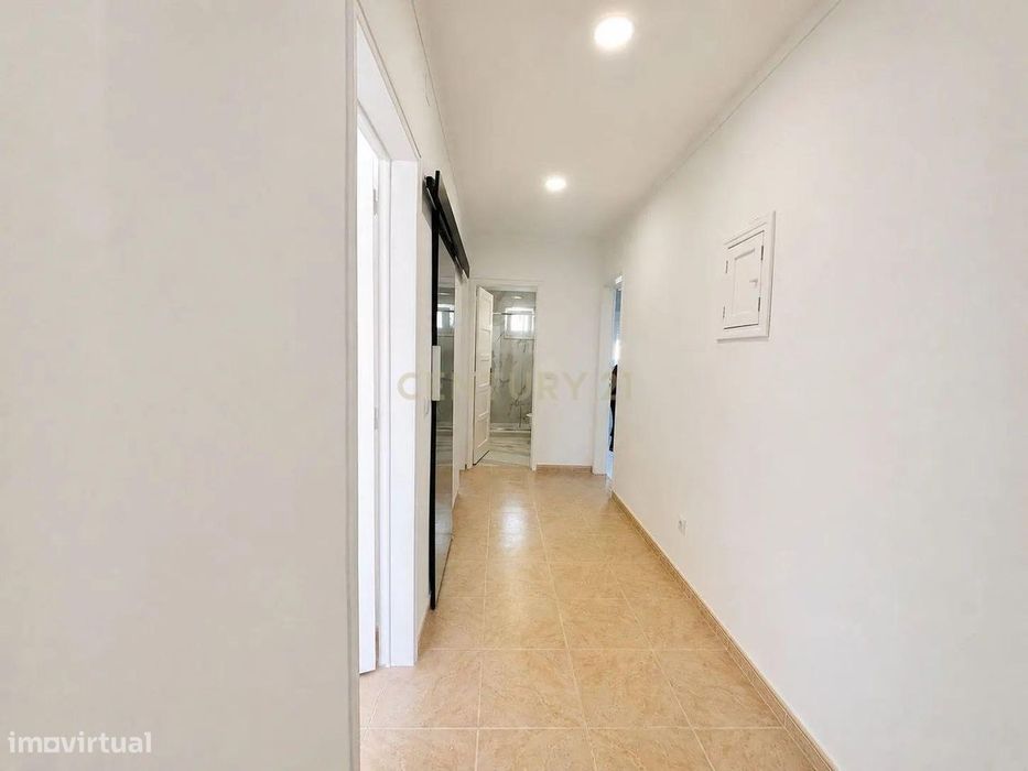 Arrendamento T2 Renovado em Almada com Varanda e Luz Natural