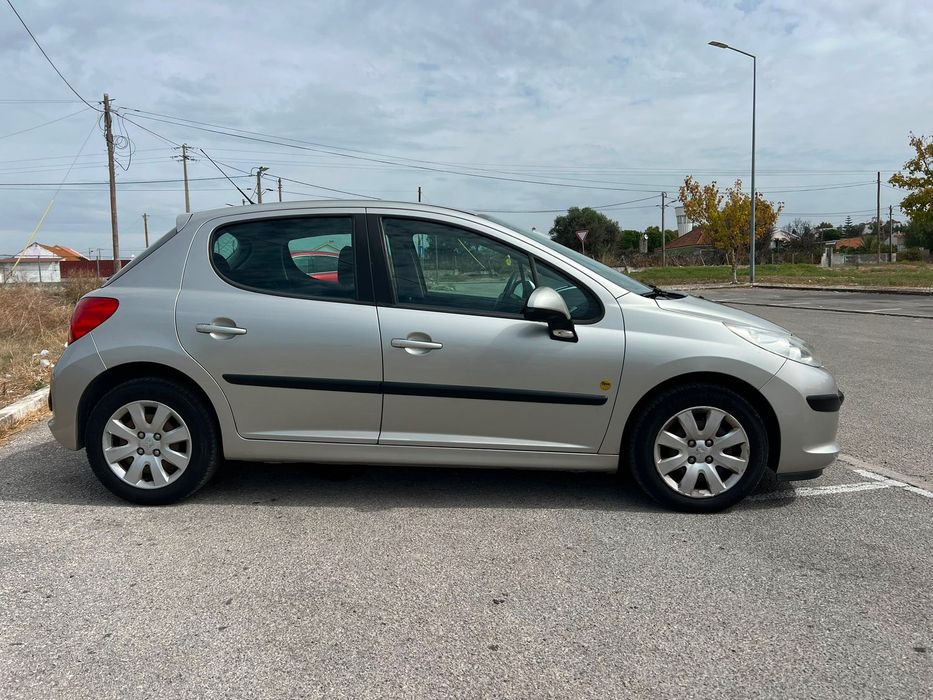 Peugeot 207 Hatchback 1.4 16V, a gasolina, de novembro de 2008, com 124.000 km