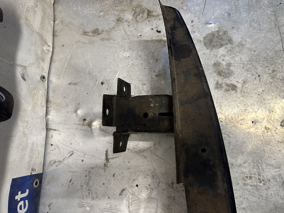Підсилювач переднього бампера Renault Trafic Opel Vivaro 2/2001-2006
