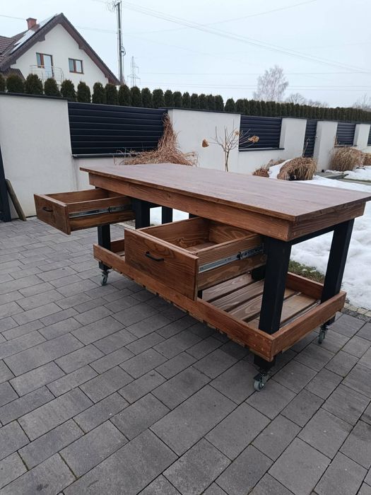 Drewniany stół warsztatowy