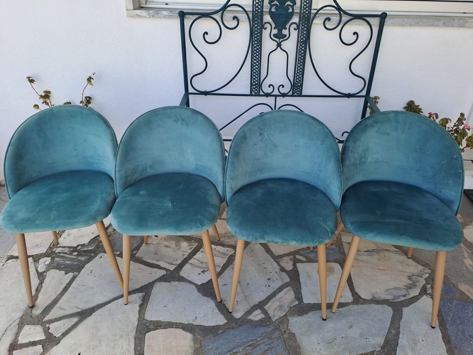 Vendem se 4 cadeiras de sala de estar com 2 anos de uso.