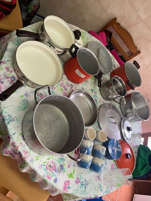 Vendo decoração variada, copos e pratos antigos