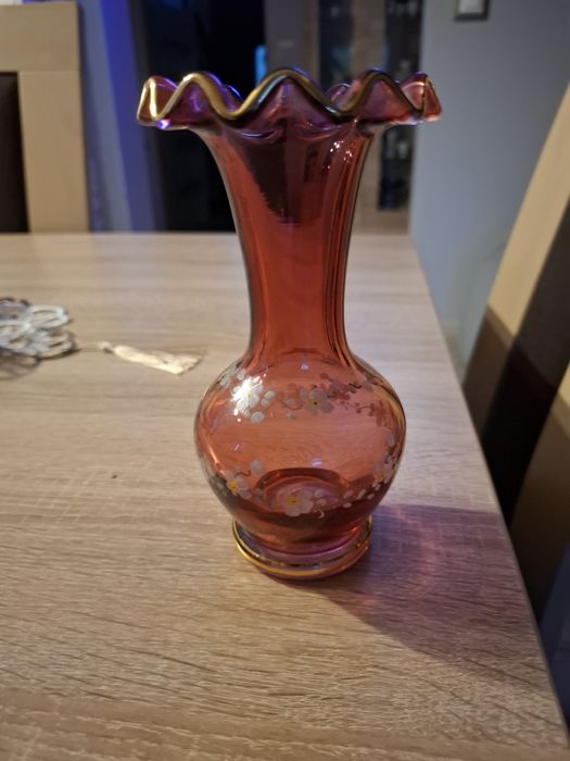 Vintage wazon falbanka z malaturą, szkło rubinowe Novy Bor Bohemia