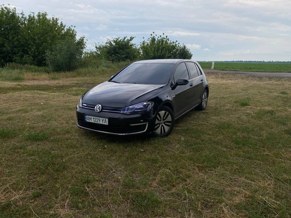 Продам Volkswagen e-Golf 2017