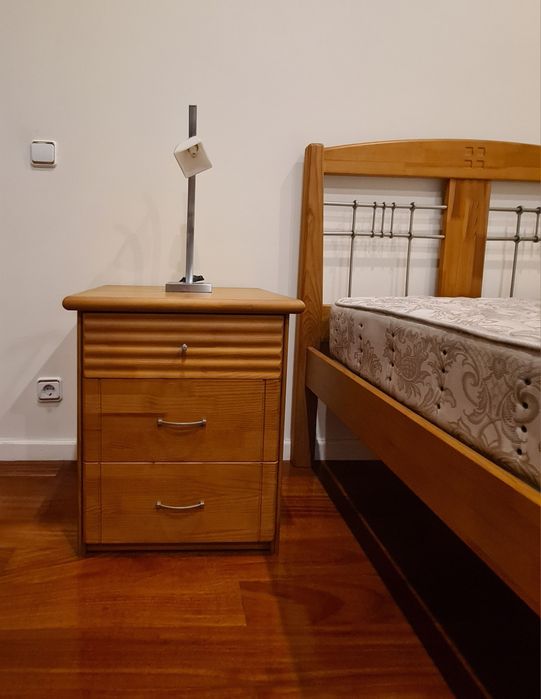 Cama de solteiro e mesinha de cabeceira