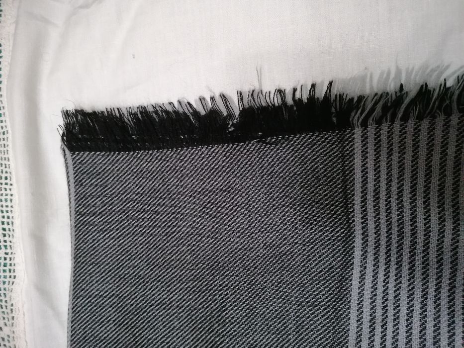 Lenços antigos de cabeça e ombros