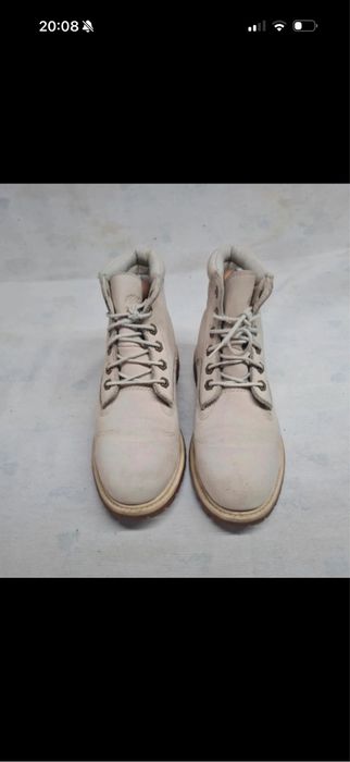 2 botas. 1 dr martens preta e 1 timberlands creme