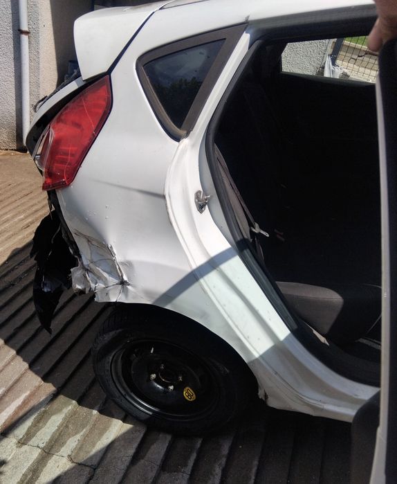 Vendo ford fiesta VI  1.5 tdci de 2013 nacional  acidentado salvado