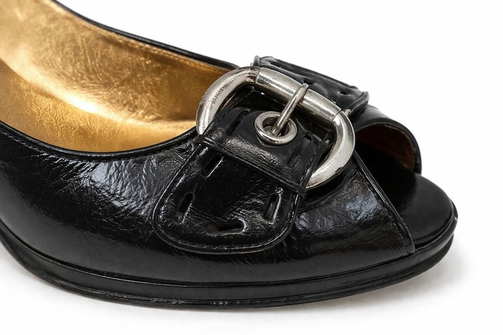 Sapatos de senhora em pele preta, elegantes e muito confortáveis.