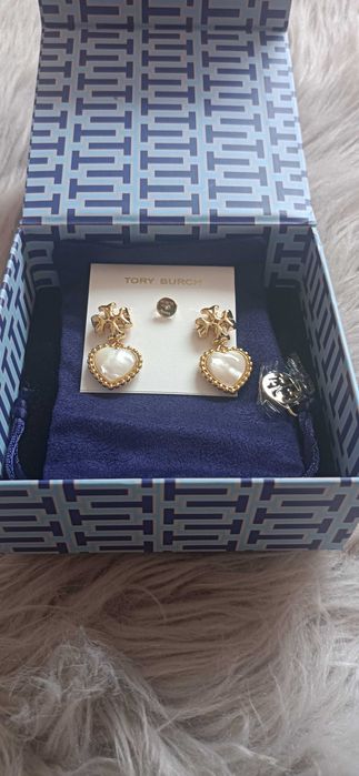 Tory Burch kolczyk i bransoletka  serduszka z masy perlowej
