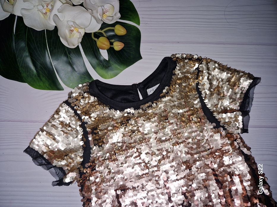 Ошатна красивенна сукня з паєтками на 3-4 роки