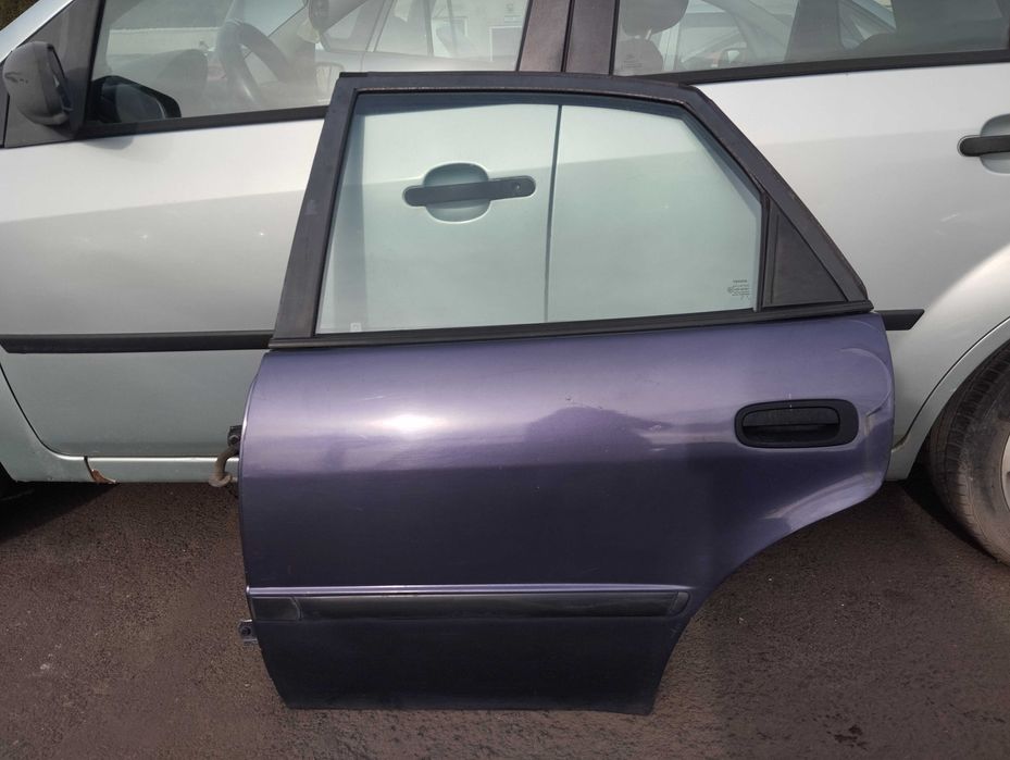 Toyota Corolla E11 1.4i 5D 1998r. Drzwi tylne lewe.