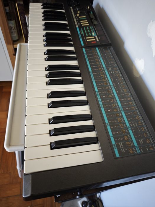 Korg Poly 800 - Sintetizador analógico clássico dos anos 80