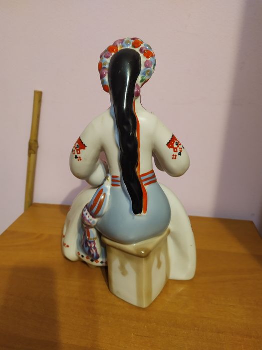 Статуэтка Вышивальщица