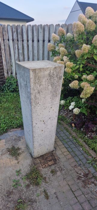 Postumenty betonowe  , pelne waga ok 100 kg jeden