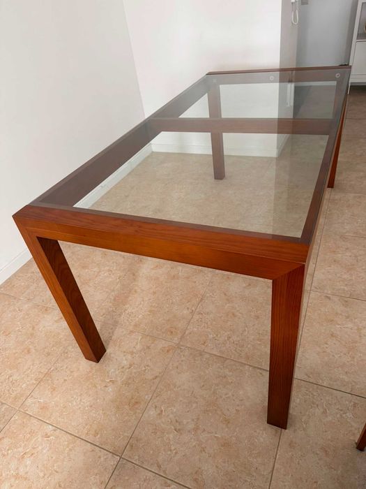 Mesa de jantar de madeira com tampo de vidro
