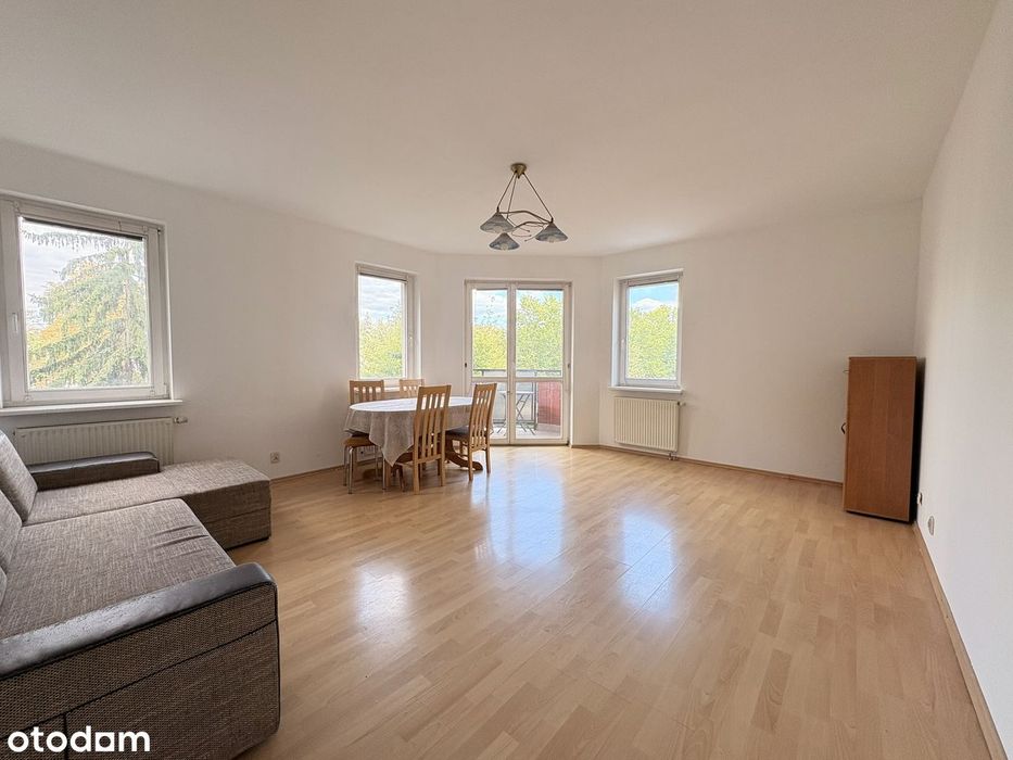 Przestronne 80,5 m² z 3 pokojami, odrębną kuchnią i balkonem