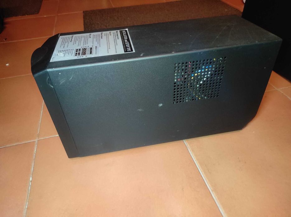 APC Smart-UPS SMT1500i a funcionar, testada com bateria