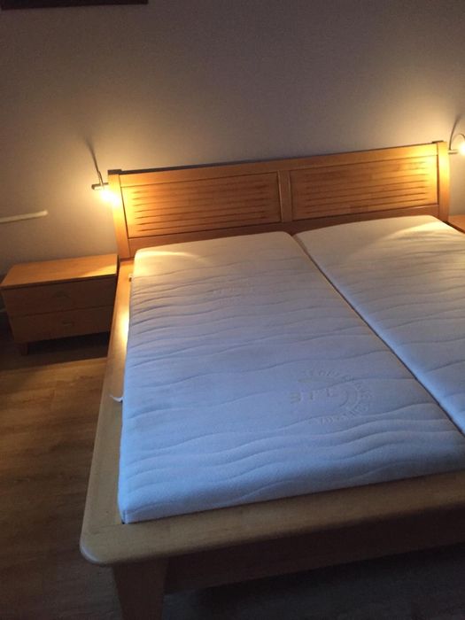Łóżko dębowe, materac 180x200 cm, stoliki nocne, lampki