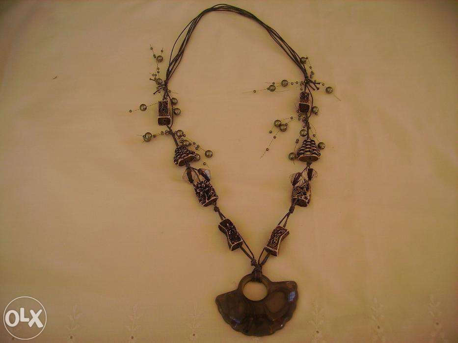 Colar Cinzento, com efeito moderno! Acessório indispensável!