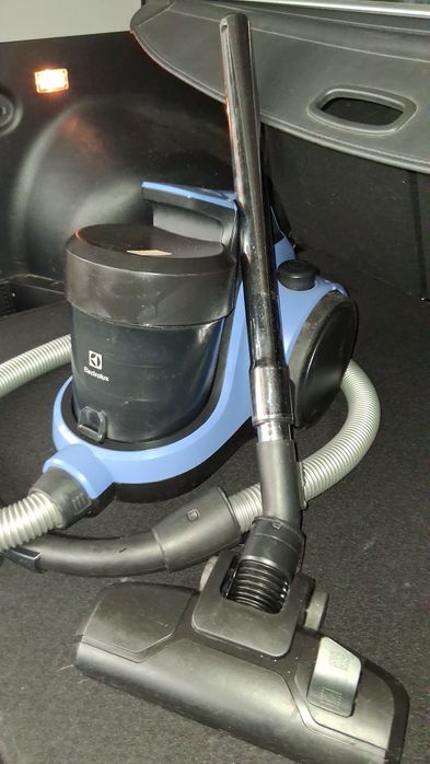 Odkurzacz bezworkowy elektrolux 700w  system  filtracji  kabel 1.7 m
