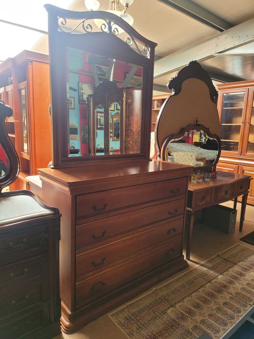 Grande cómoda em madeira maciça com espelho - Sem m