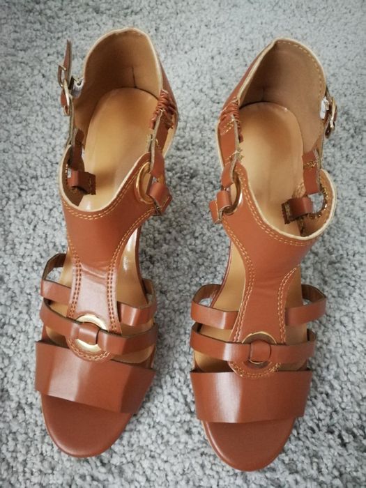 Skórzane nowe sandały 39