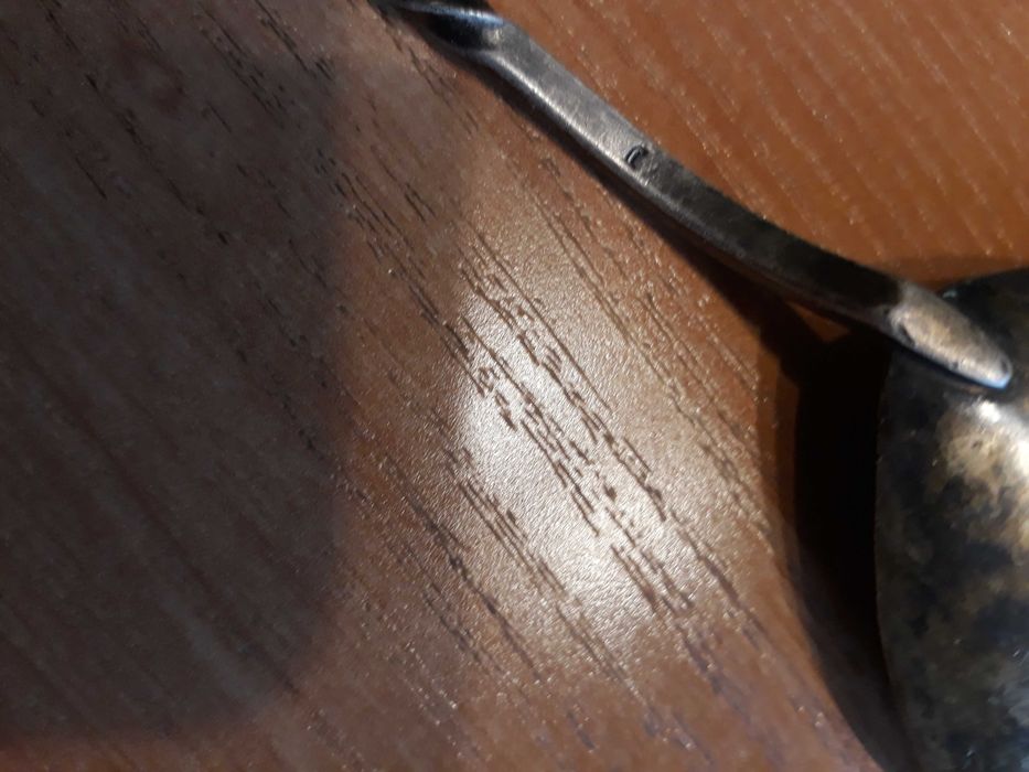 Stara posrebrzana łyżka ze skręconym trzonkiem i inicjałem J