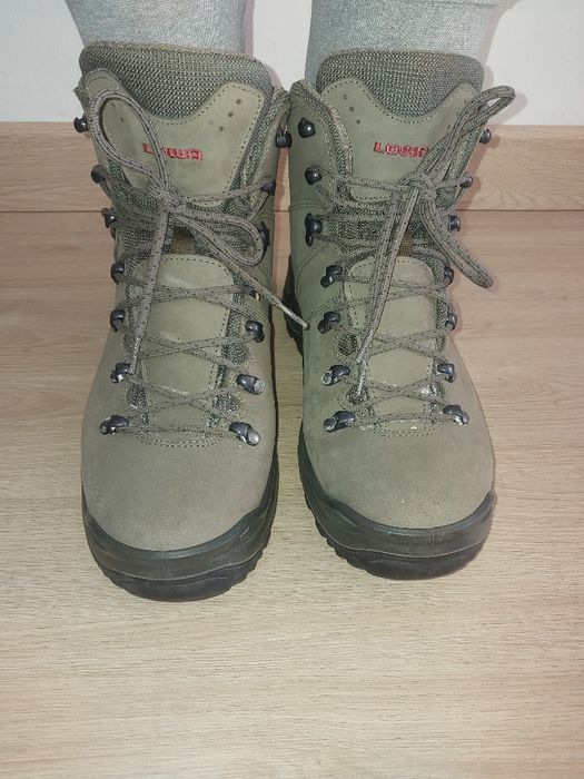 Botas LOWA USADAS - Trekking/Montanha Profissionais (Tamanho 42)