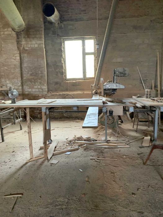 Продам нежитлові будівлі  2500 кв.м., земельна ділянка 1.41 га.