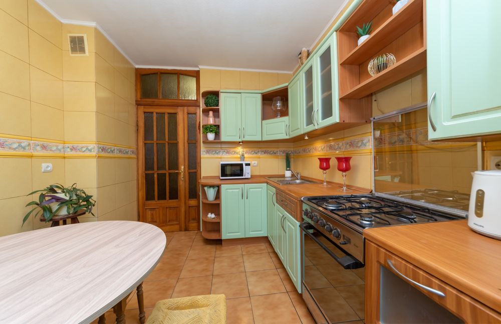 Подобово. Трикімнатна квартира.6 спальних місць.Осокорки -5 хв.Позняки