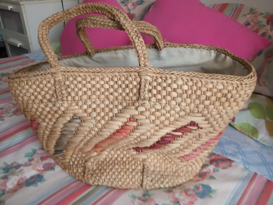 Cesta em Palhinha grande e extra forte forrada no seu interior