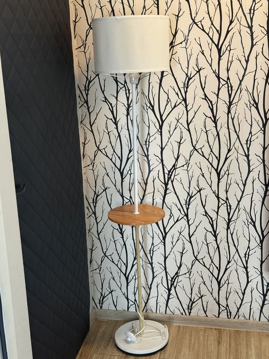 Lampa stojąca, z półką