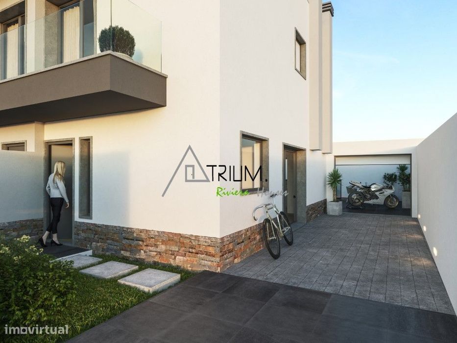 Moradia isolada T3+2, com garagem, jardim e piscina.