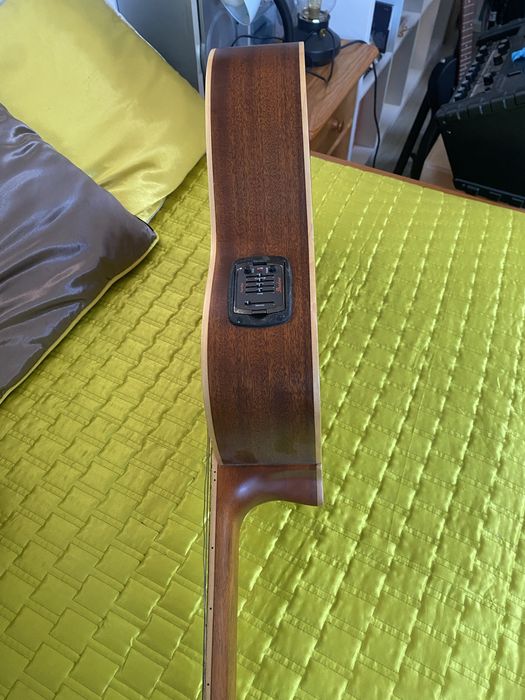 Guitarra marca LAG eletroacustica….