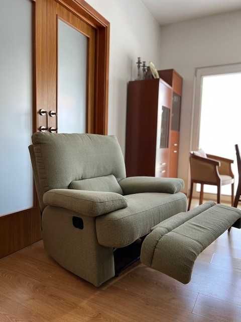 Sofá individual com apoio de pés